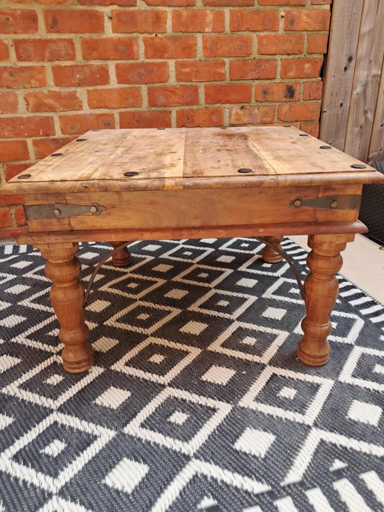 Robuuste, houten salontafel met metalen noppen en versteving, Ophalen