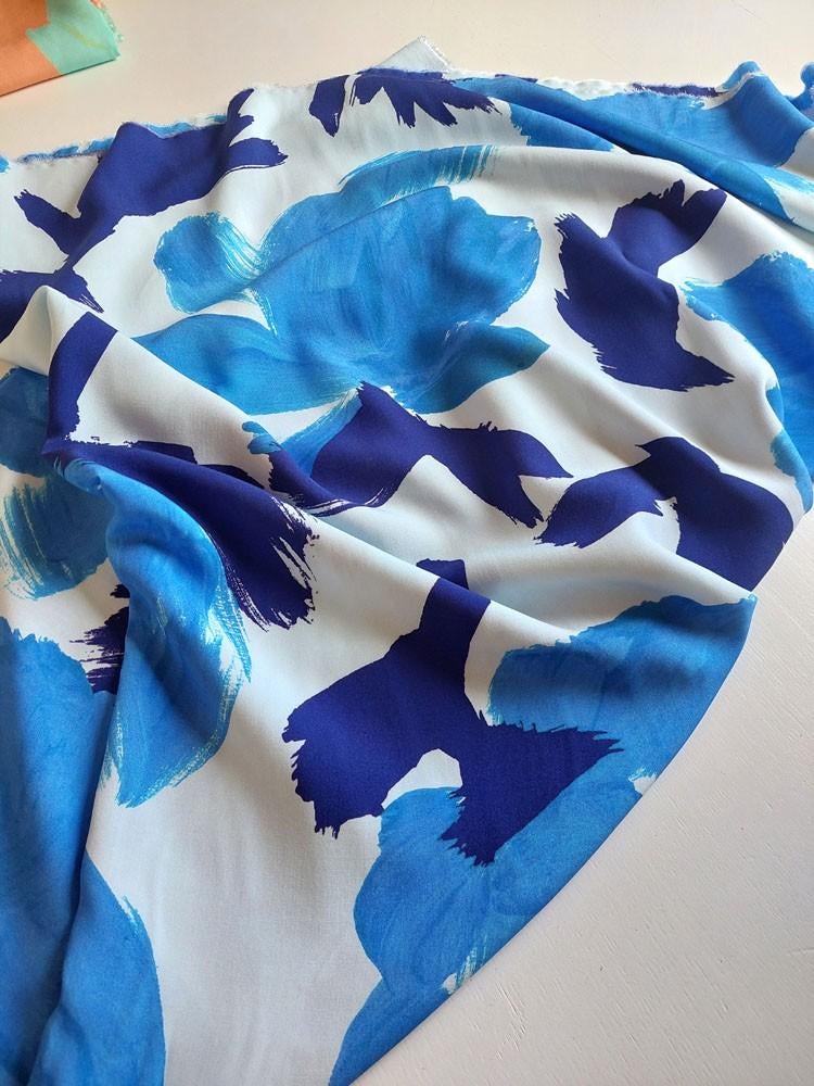 2 mètres tissu viscose tissé  fleur bleue sur bleu clair, Neuf, Bleu, 200 cm ou plus, Enlèvement ou Envoi