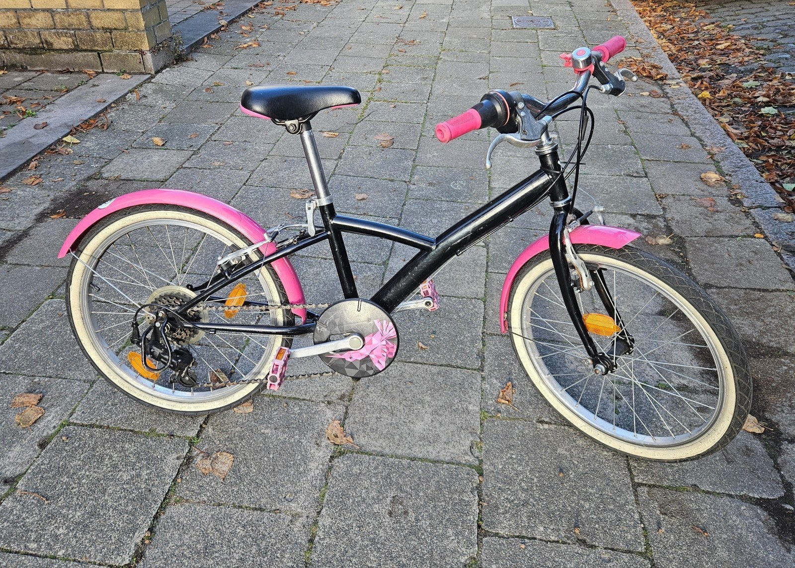 B'Twin kinderfiets 20 inch – 6 versnellingen – zwart/roze, Ophalen, Gebruikt, Velgrem, Versnellingen