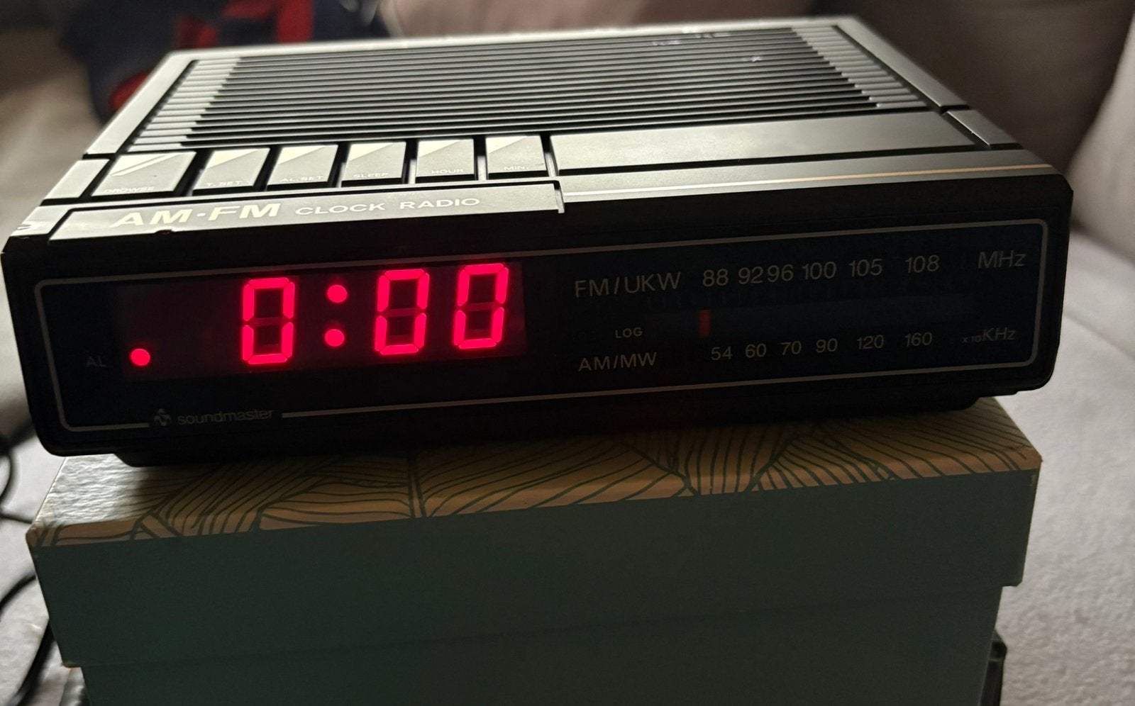 Retro klokradio nieuw in doos, Elektronische apparatuur, Wekkers, Ophalen of Verzenden, Nieuw