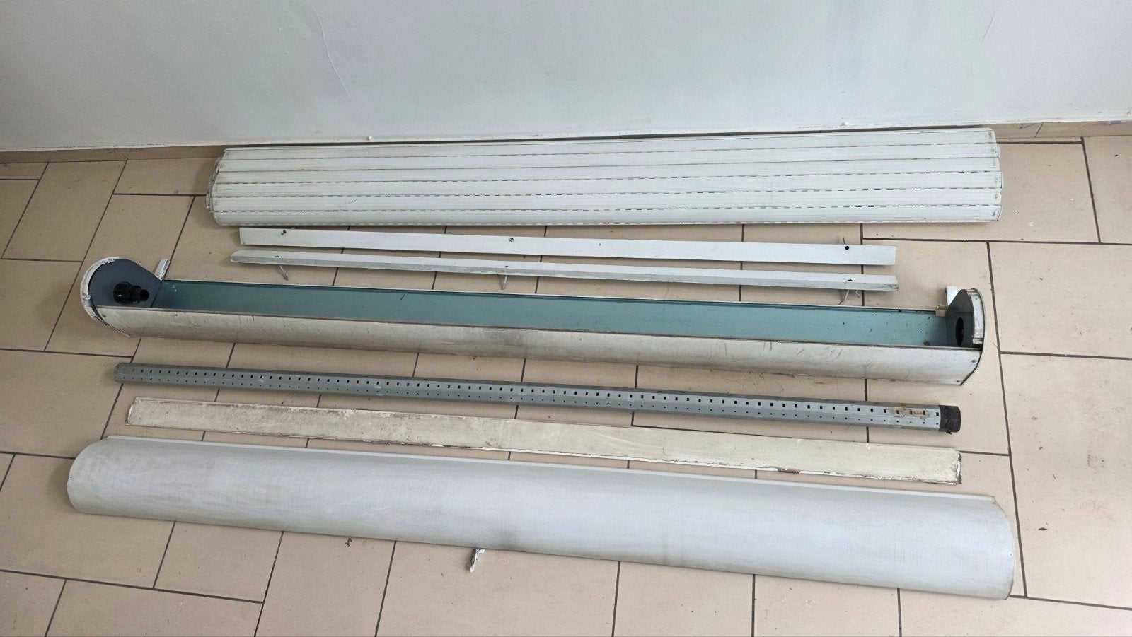 Volet roulant démonté. Mesure 2,40 mètres, Bricolage & Construction, Enlèvement