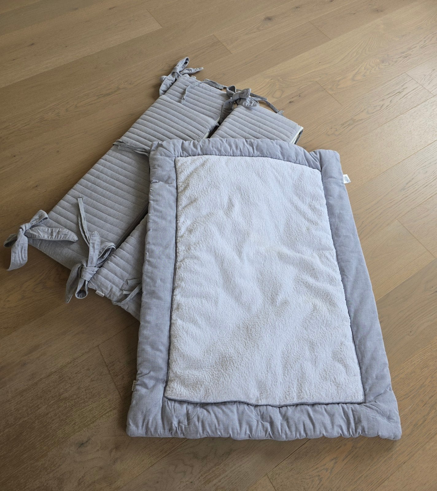 : Ensemble rembourrage/bordure de parc Les Rêves d'Anaïs, gr, Garçon ou Fille, Gris, Enlèvement ou Envoi, Comme neuf