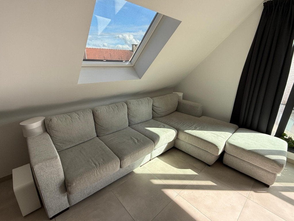 Grote grijze hoekzetel met longchair + poef, Enlèvement, Utilisé, Tissus, Modern scandinavisch