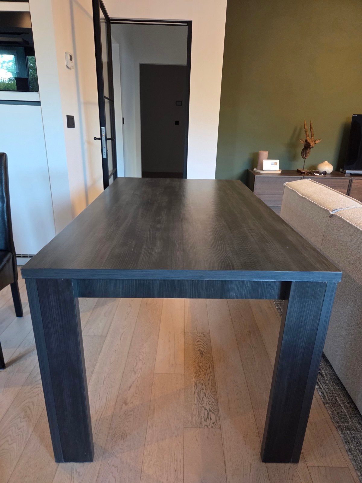 Table en bois motif chêne gris foncé + 4 chaises, Enlèvement