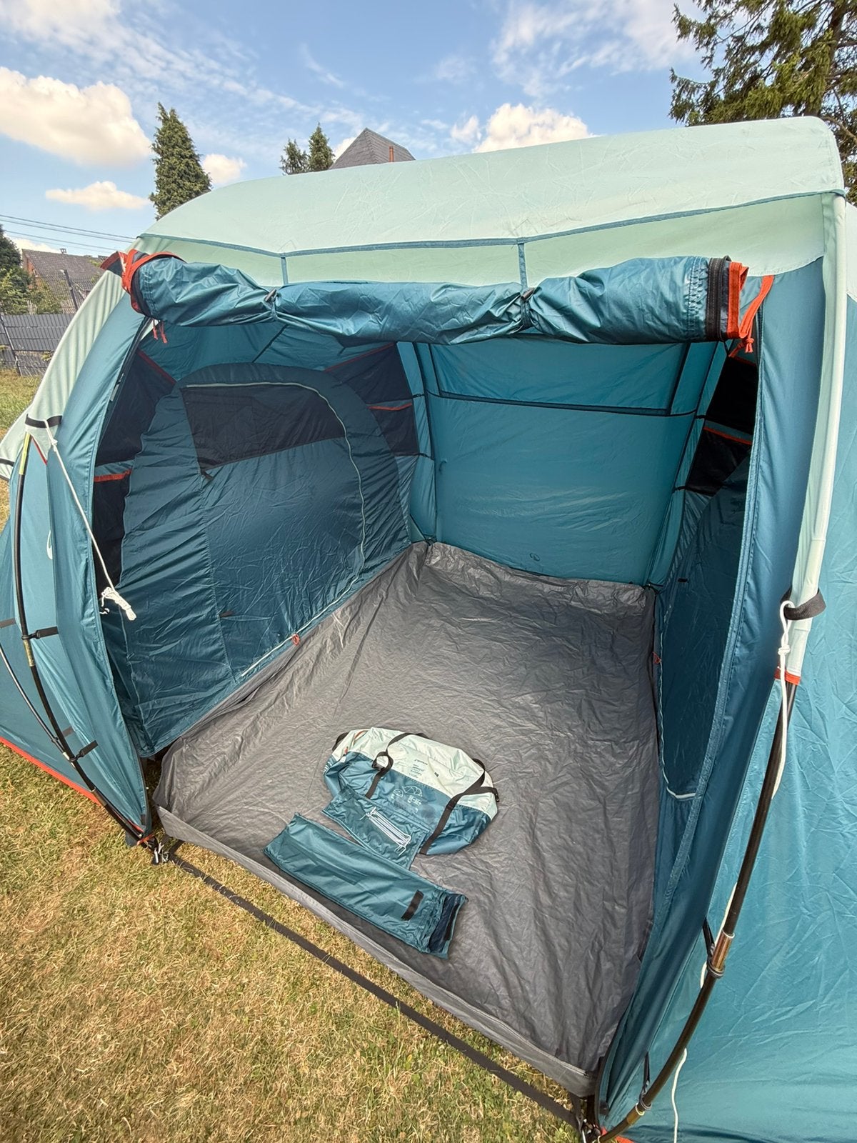 Quechua Arpenaz Family 4.2 – Tente familiale 4 personnes, Sports & Fitness, Alpinisme & Randonnée, Enlèvement, Comme neuf