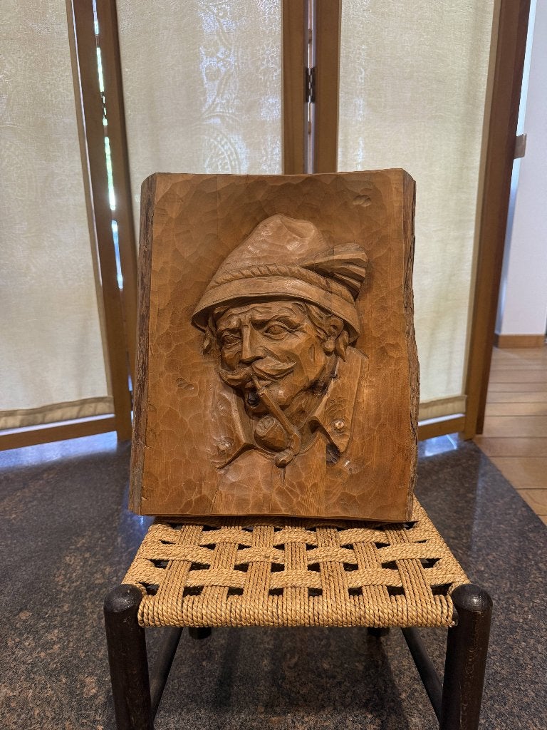 Bas-relief en bois sculpté à la main — portrait avec pipe, Antiquités & Art, Bois, Brun, Fait main, Homme