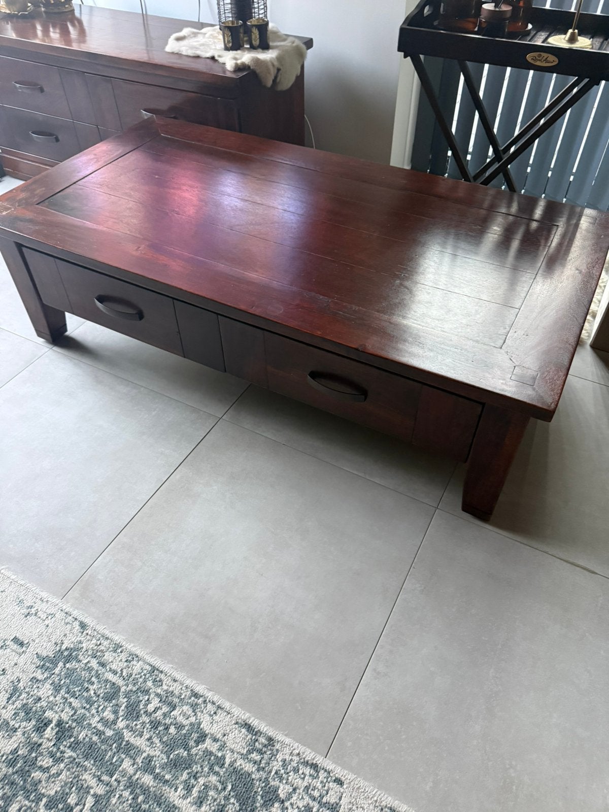 Massieve houten Salontafel, Ophalen, Zo goed als nieuw