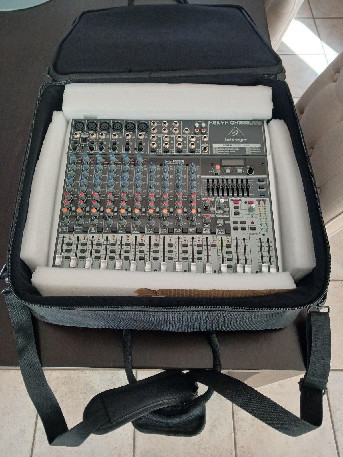 Mengtafel Behringer Xenyx QX1832USB + Gator opbergtas, Ophalen