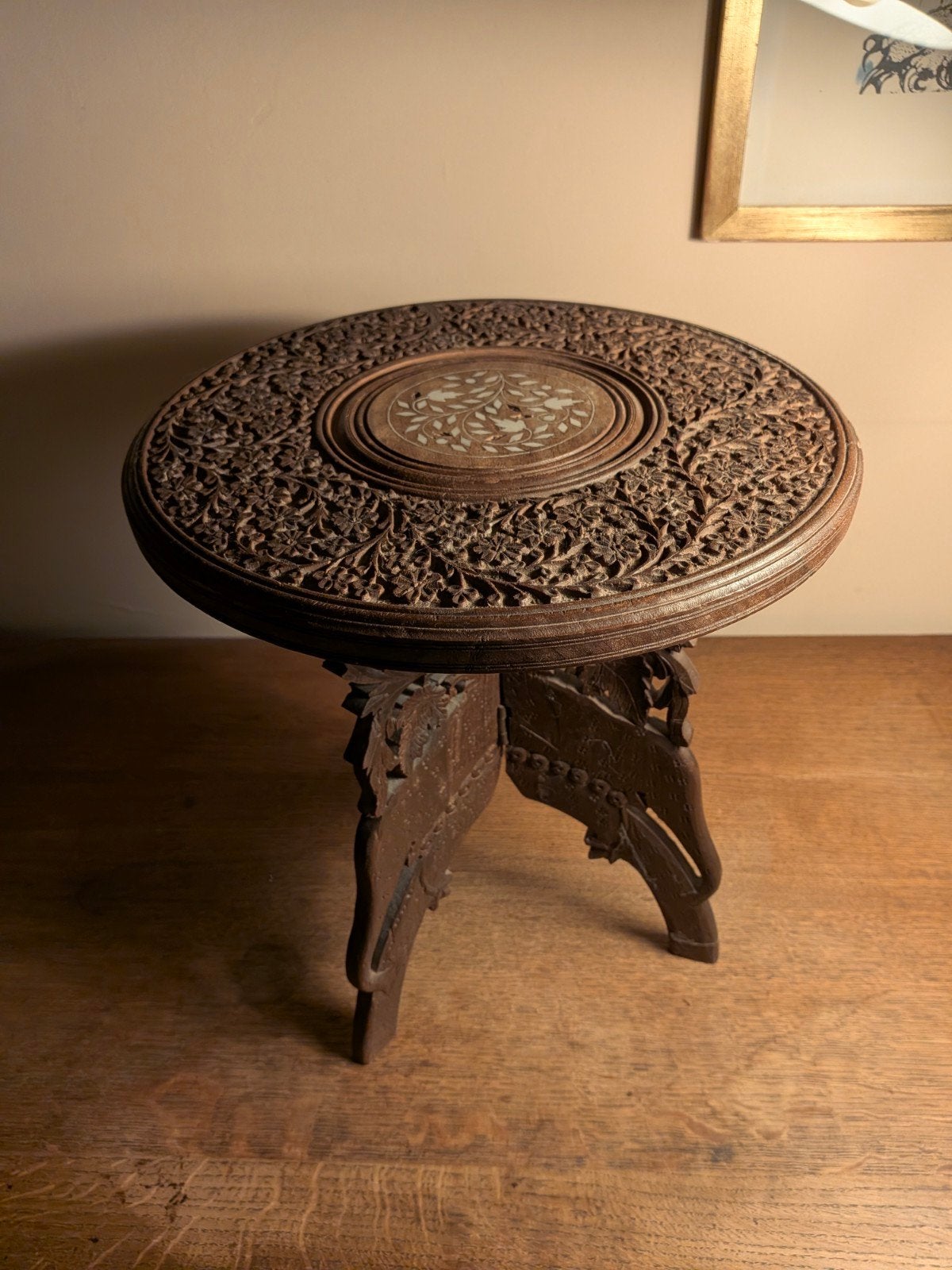 Table Guéridon Anglo-Indien Sculpté & Nacre, Maison & Meubles, Moins de 55 cm, Enlèvement, Utilisé, Bois