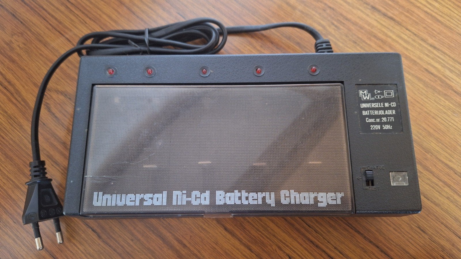 Vintage universele batterij lader Ni Ca voor 1,5 en 9 Volt, Enlèvement ou Envoi, Utilisé, Rechargeable