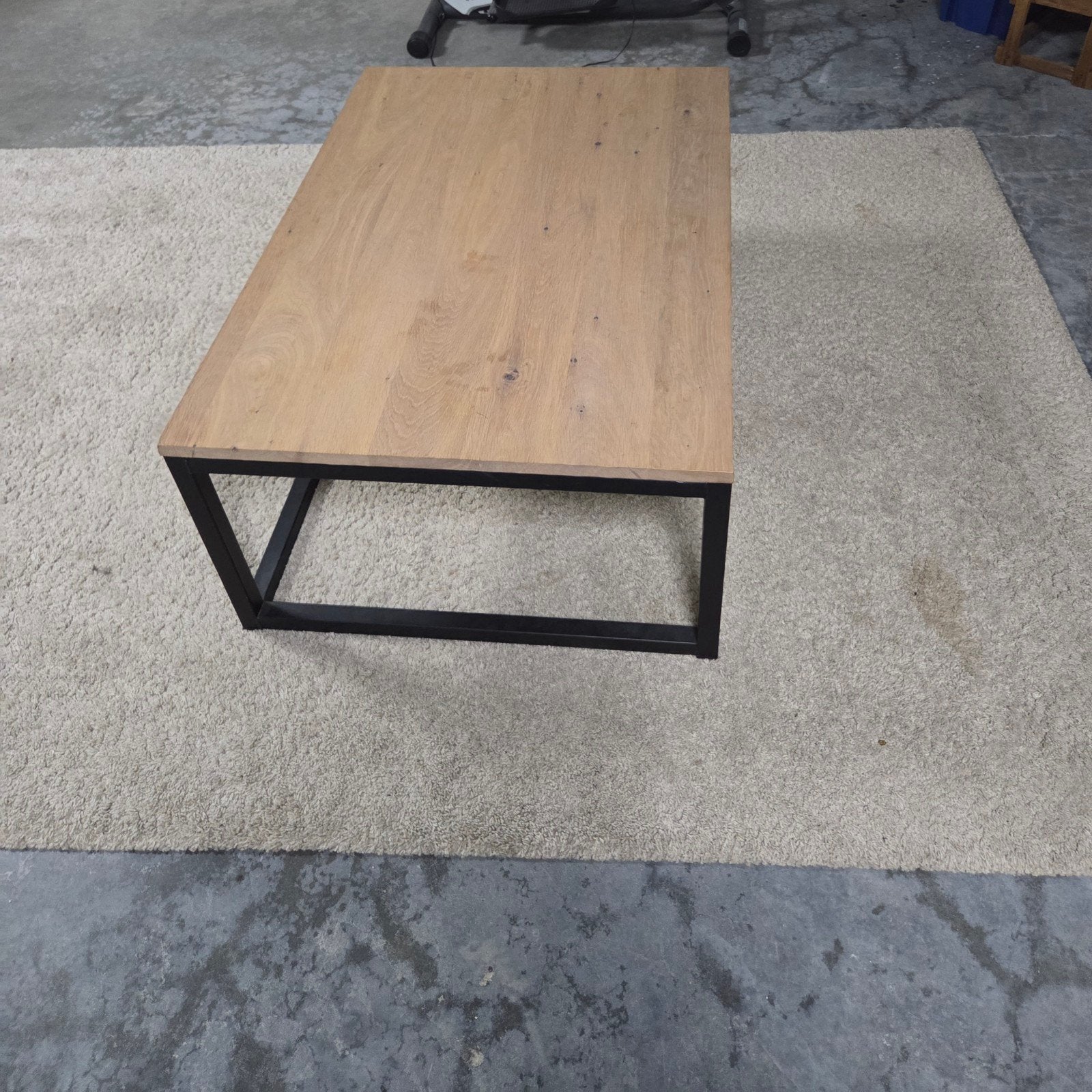 Houten salon tafel met zwart metalen onderstel, Huis en Inrichting, Ophalen