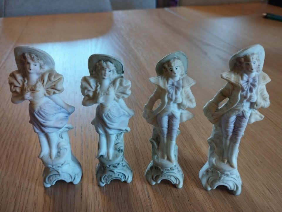 Quatuor de figurines biscuits en porcelaine coloniale, Enlèvement