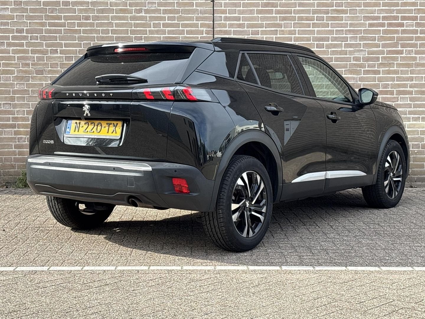 Peugeot 2008 1.2 PureTech Allure Pack | € 8.200,- NETTO! | C, Auto's, Zwart, Handgeschakeld, Parkeersensor, SUV of Terreinwagen
