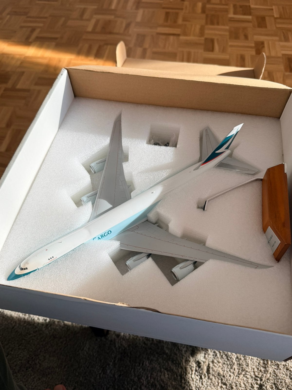 Boeing B747-8 cathay cargo 1/200 jc wings, Verzamelen, Luchtvaart en Vliegtuigspotten, Verzenden, Gebruikt, Schaalmodel