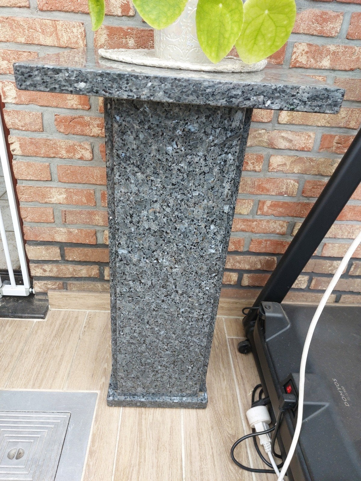 Sokkel van graniet, Ophalen