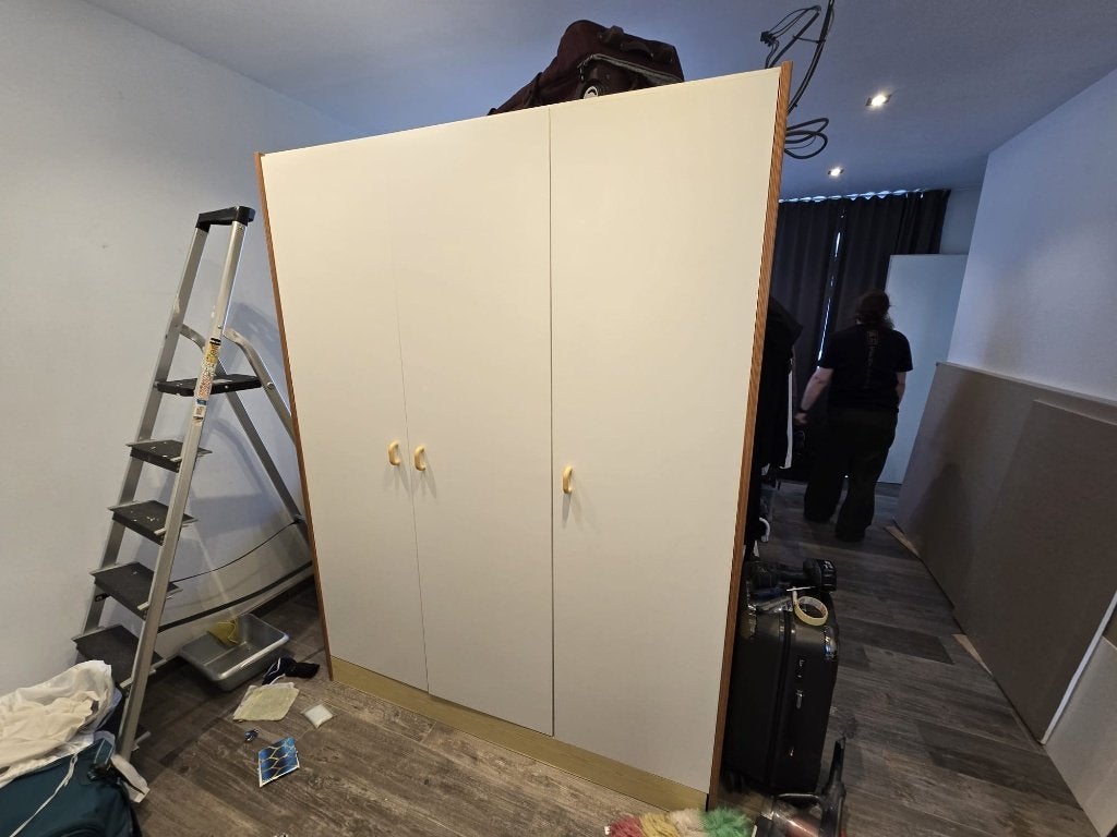 Armoire robuste et spacieuse en très bon état. 155x63x201, Enlèvement ou Envoi, Tijdloze witte kast met houtimitatie zijkanten.