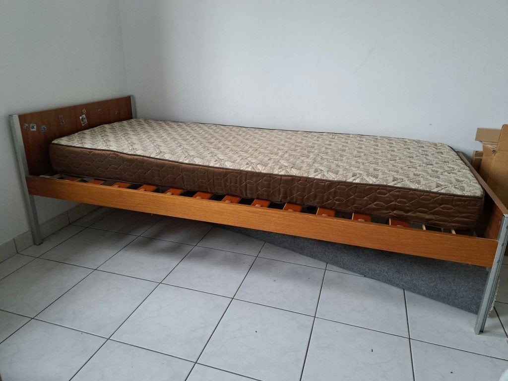 Gratis 1 persoonsbed 90cm x 200cm  + matras, Ophalen, Gebruikt, Matras