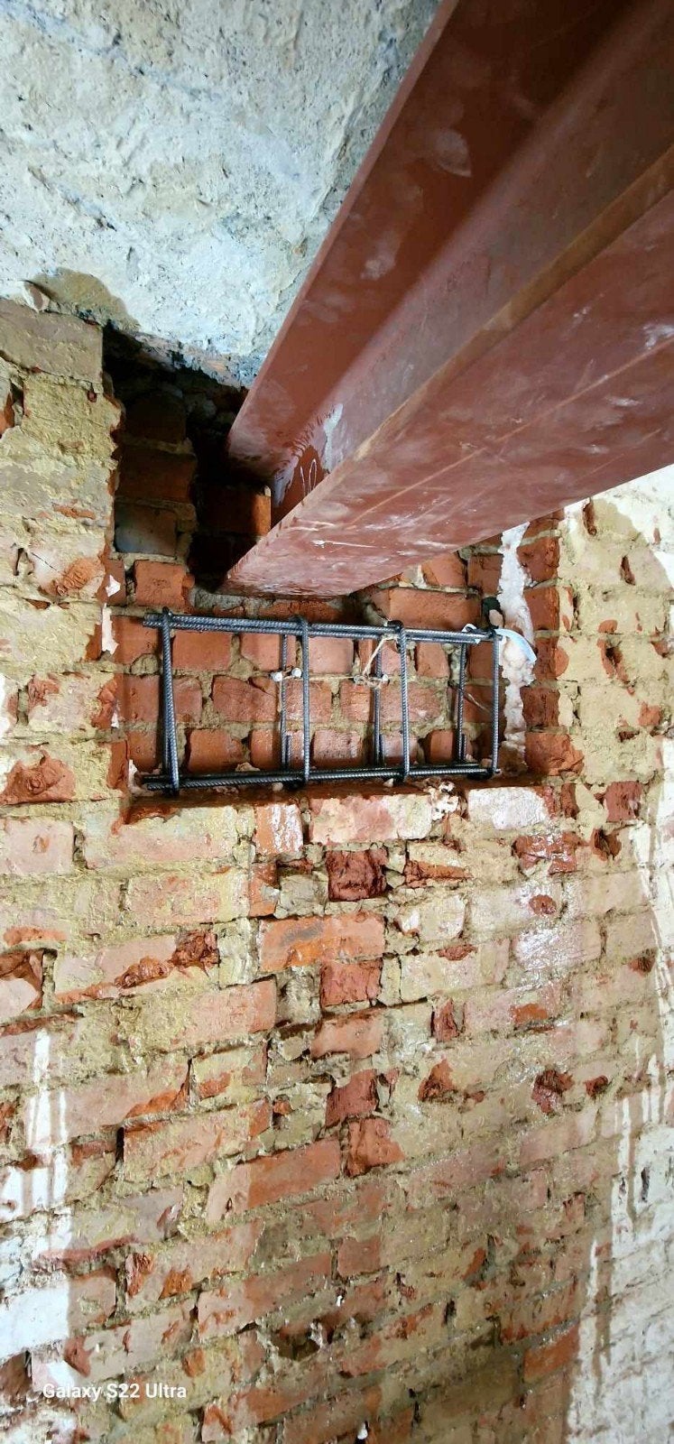Draagmuur afbreken en dan Draagbalk plaatsen.