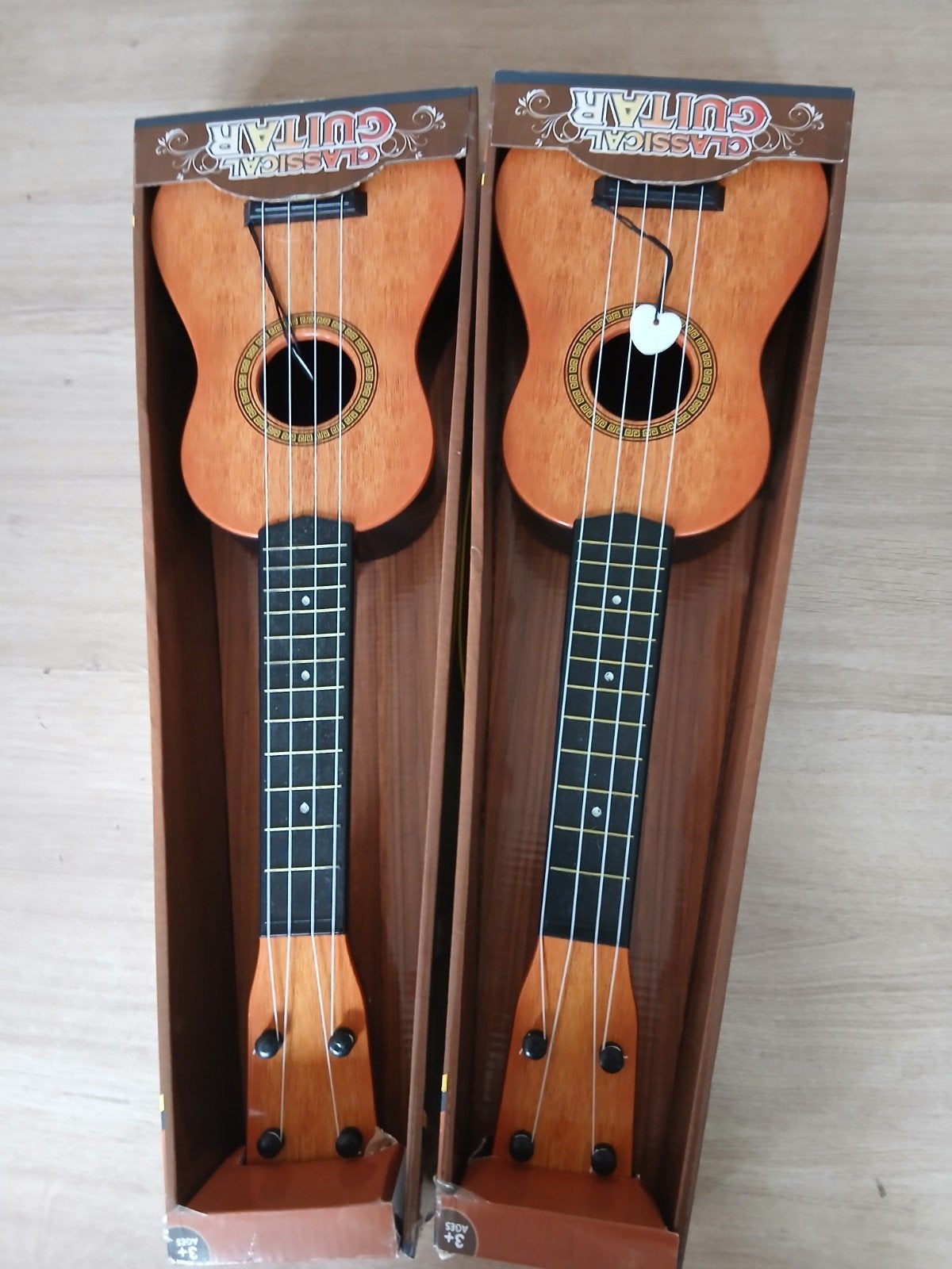 Kinder gitaar 2 stuks voor 6€, Muziek en Instrumenten, Snaarinstrumenten | Gitaren | Bas, Ophalen