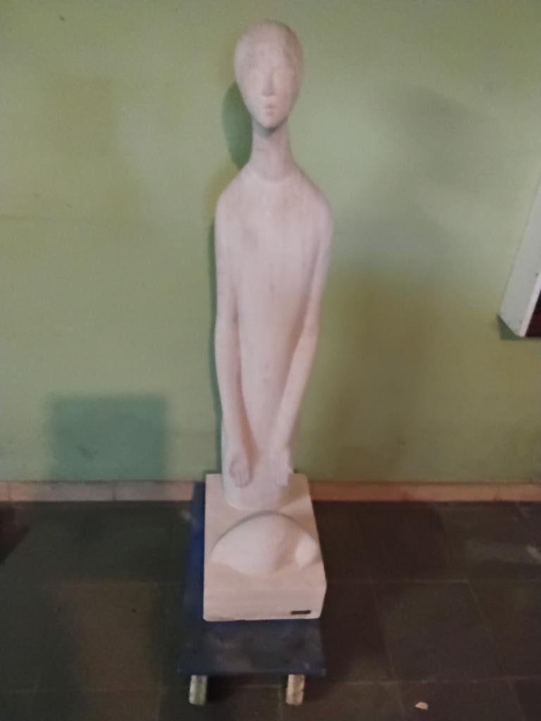 Prachtig beeldhouwwerk in witte zandsteen, Ophalen, Beeld
