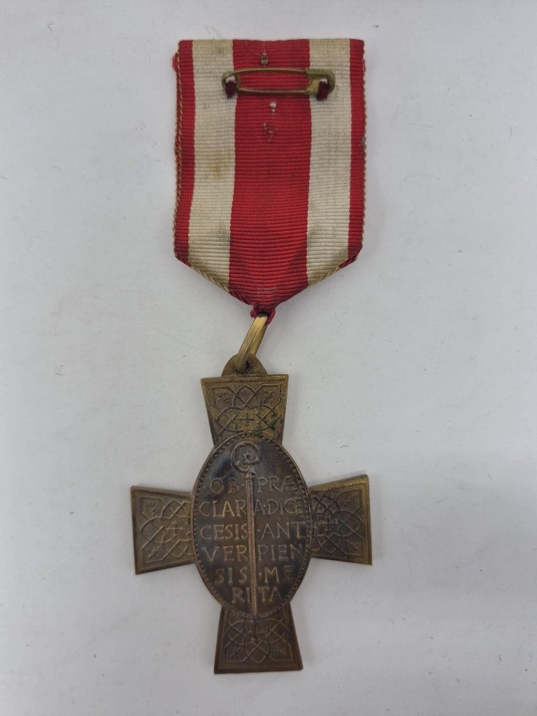 Oude religieuze onderscheiding – groot bronzen kruis, Ophalen