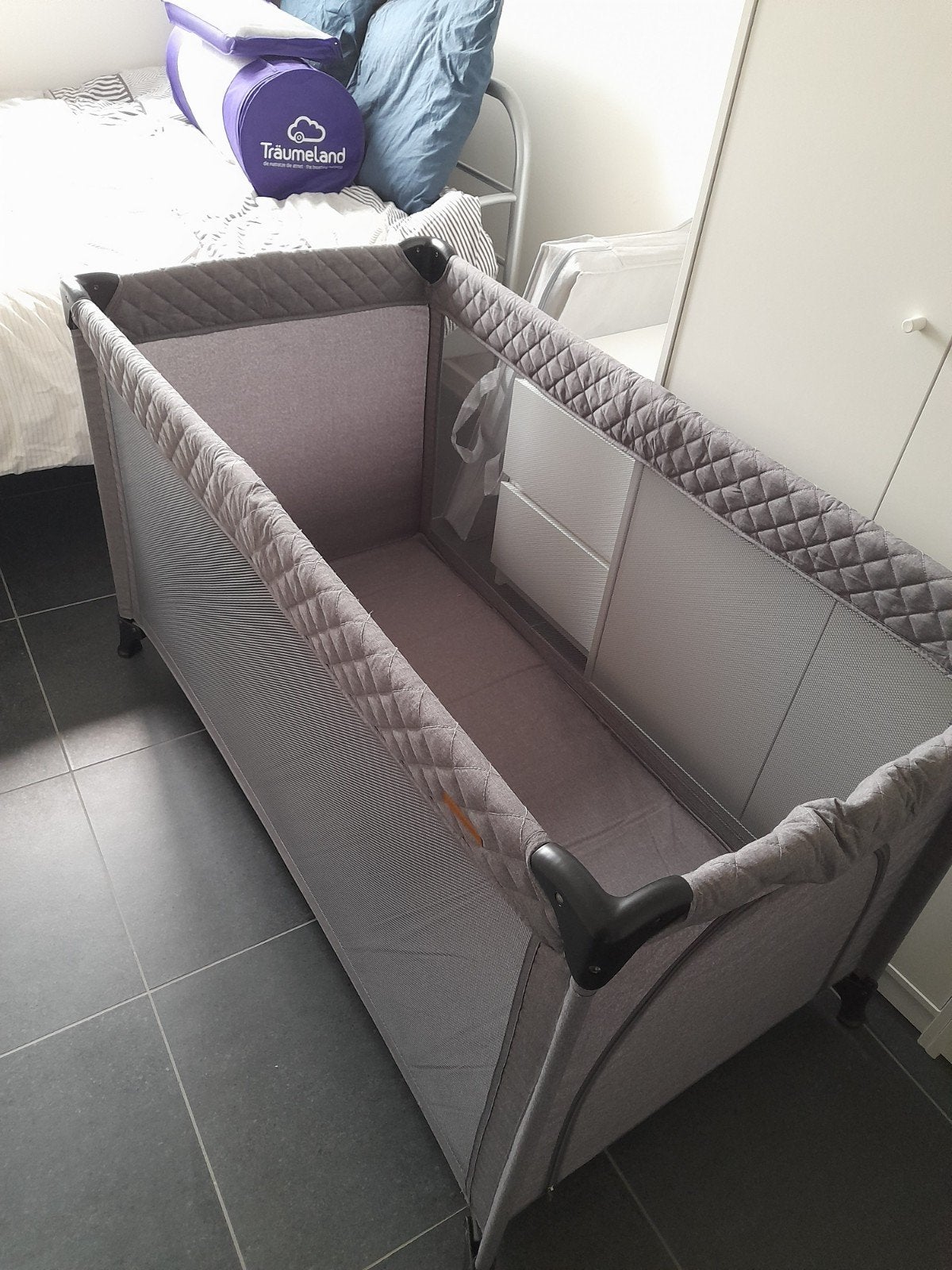Reisbed met matras en matrasbeschermer, Kinderen en Baby's, Kinderkamer | Bedden, Ophalen, Matras