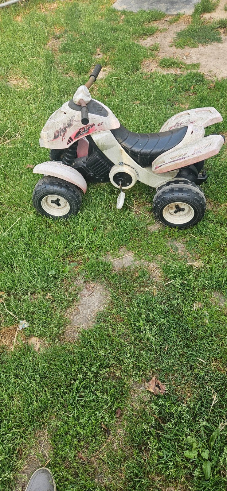 Quad à pédales et draisienne uniquement ensemble pour 25 eur, Enlèvement