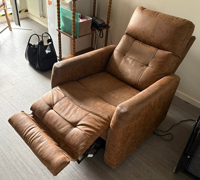 Elektrische sta-op / relaxzetel in nubuck, Huis en Inrichting, Ophalen, Gebruikt, Stof