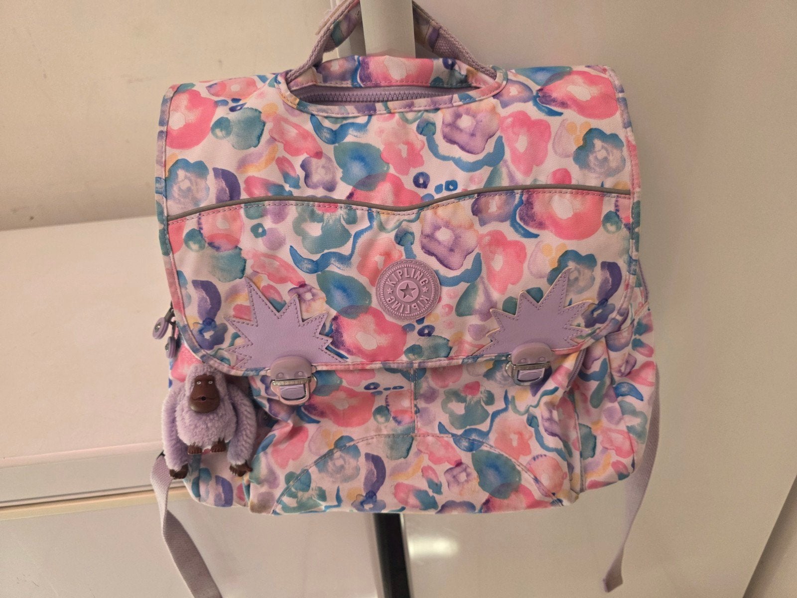Kipling boekentas, Ophalen