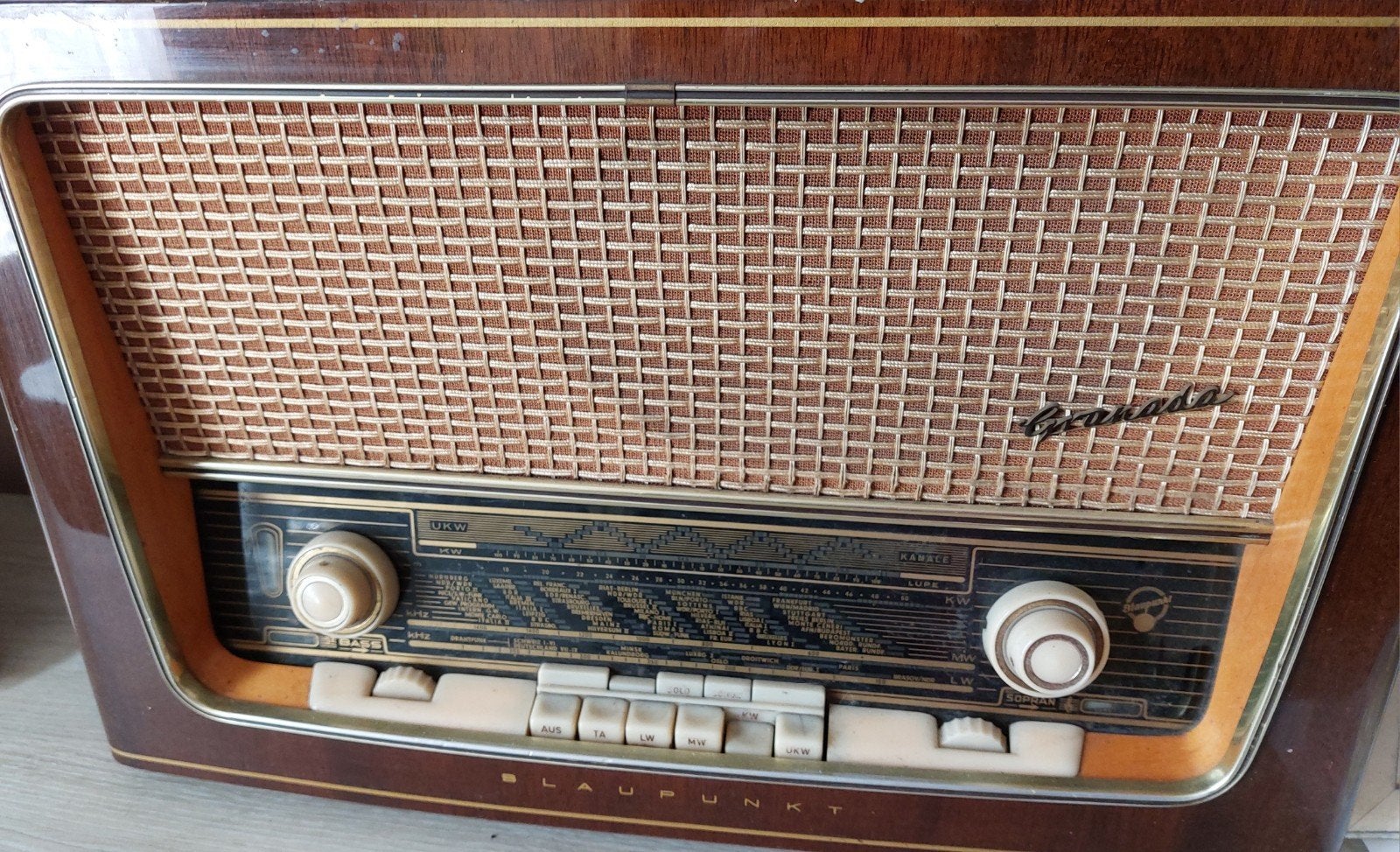 Radio's samen 90 euro, Ophalen