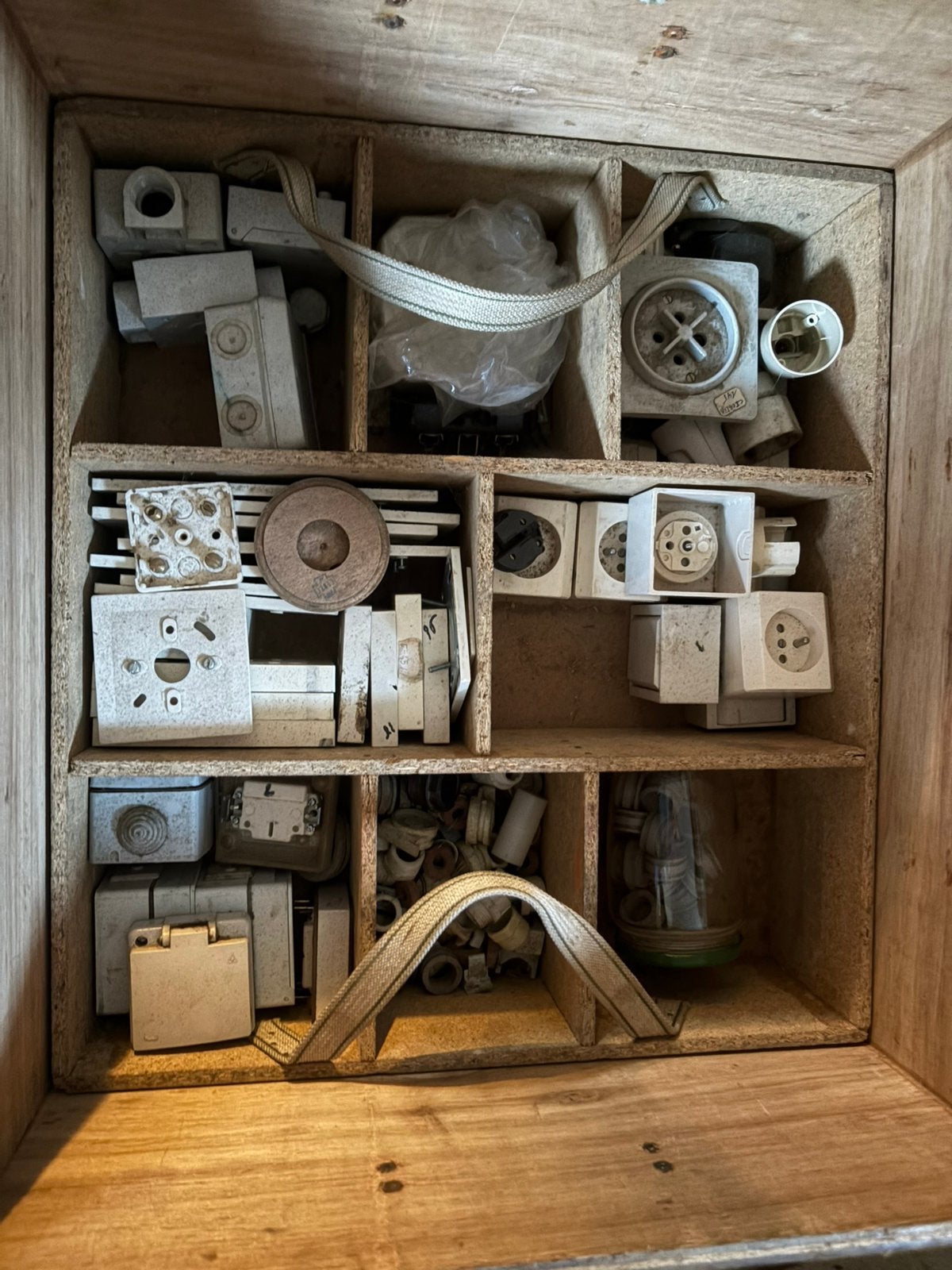 Grote houten kist met inhoud (allerlei elektro), Ophalen, Gebruikt