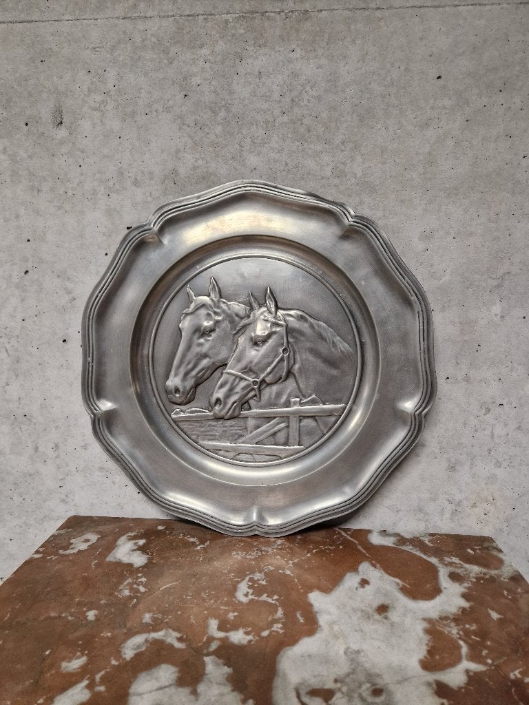 Assiette en étain, Enlèvement
