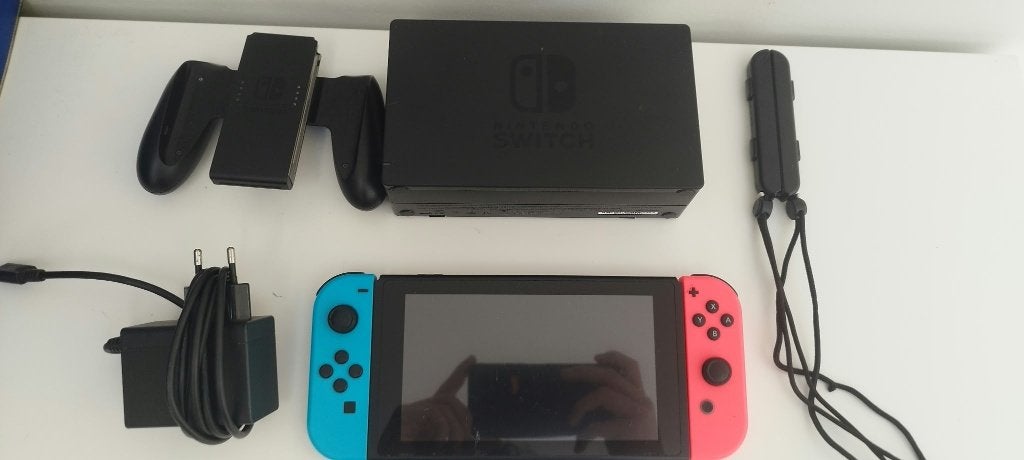 Nintendo Switch (V2, 2019) neon blauw/rood, compleet, Games en Spelcomputers, Ophalen, Gebruikt, Met 2 controllers, Switch 2019 Upgrade