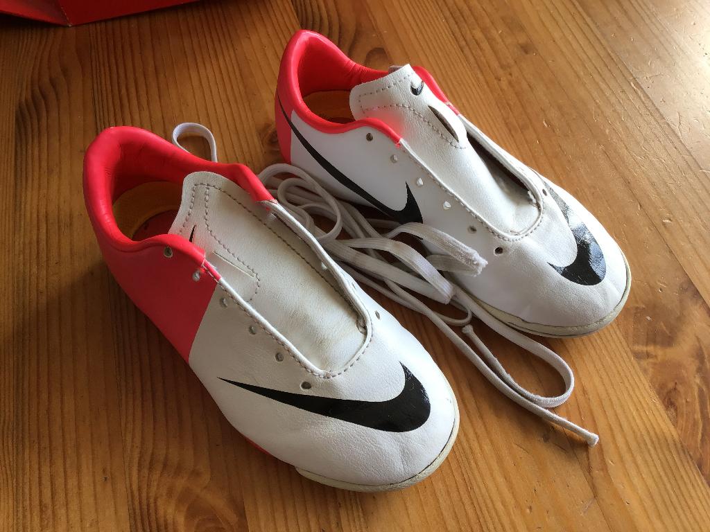 zaalvoetbalschoenen maat 27, Sport en Fitness, Voetbal, Ophalen of Verzenden, Gebruikt, Schoenen