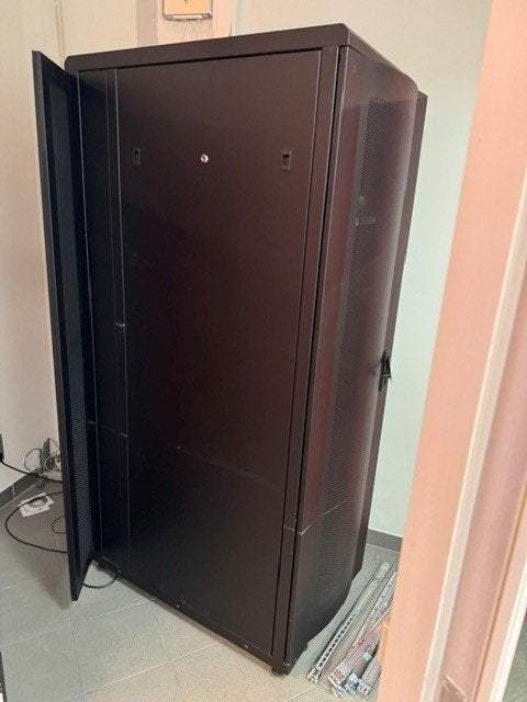 serverkast, Computers en Software, Serverkasten, Ophalen, Gebruikt, Geperforeerd, Geperforeerd