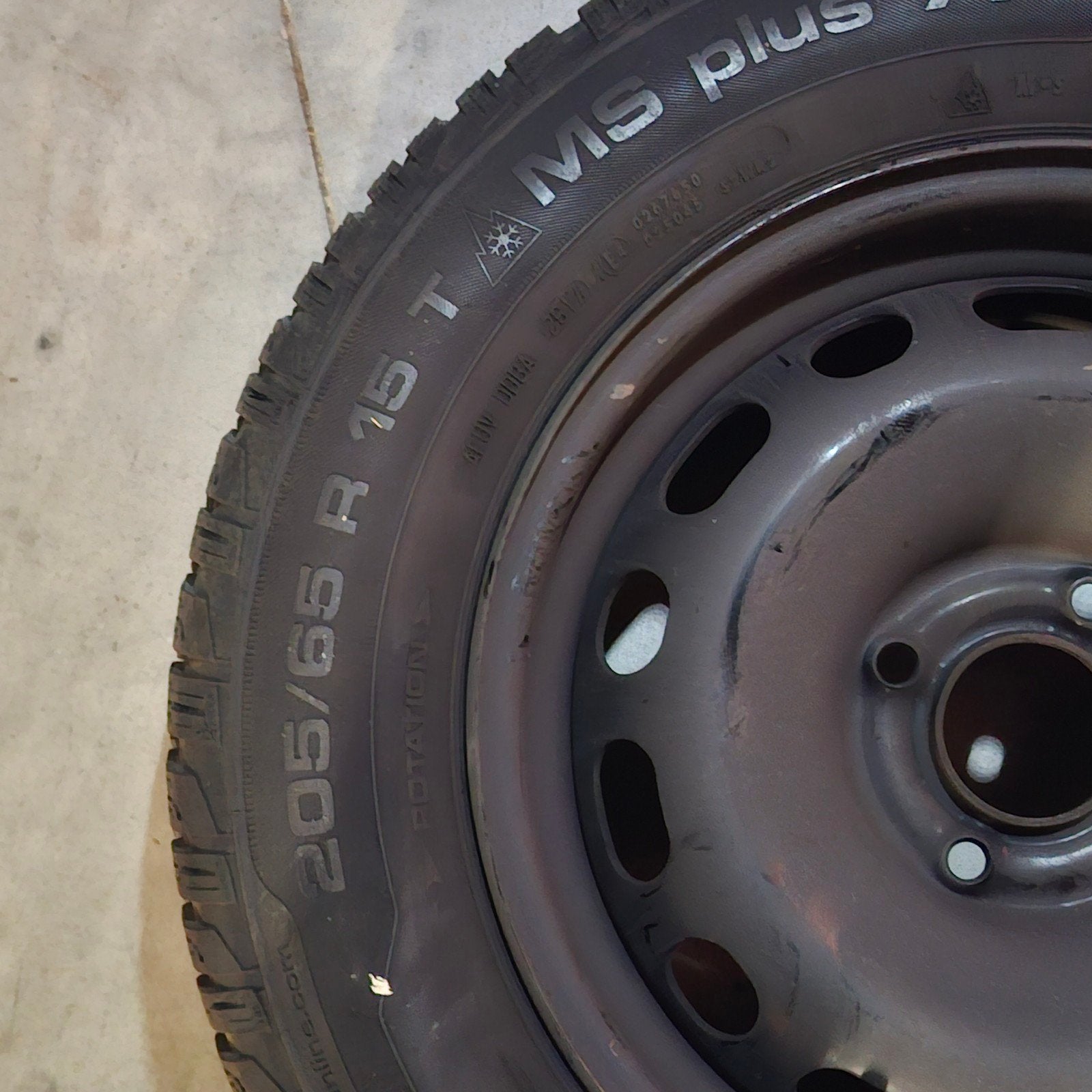 4 pneus hiver uniroyal 205/65 R15, Enlèvement, Comme neuf