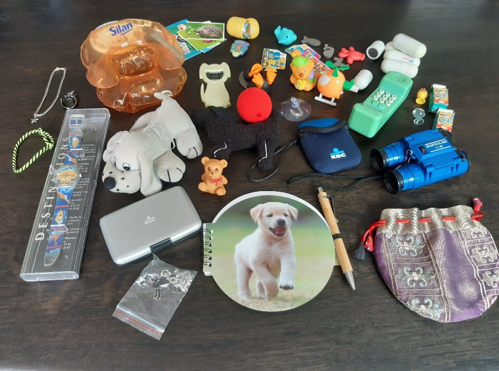 Set met allerlei gadgets: slijpers, notaboekje, tasje, hond, Ophalen of Verzenden, Zo goed als nieuw