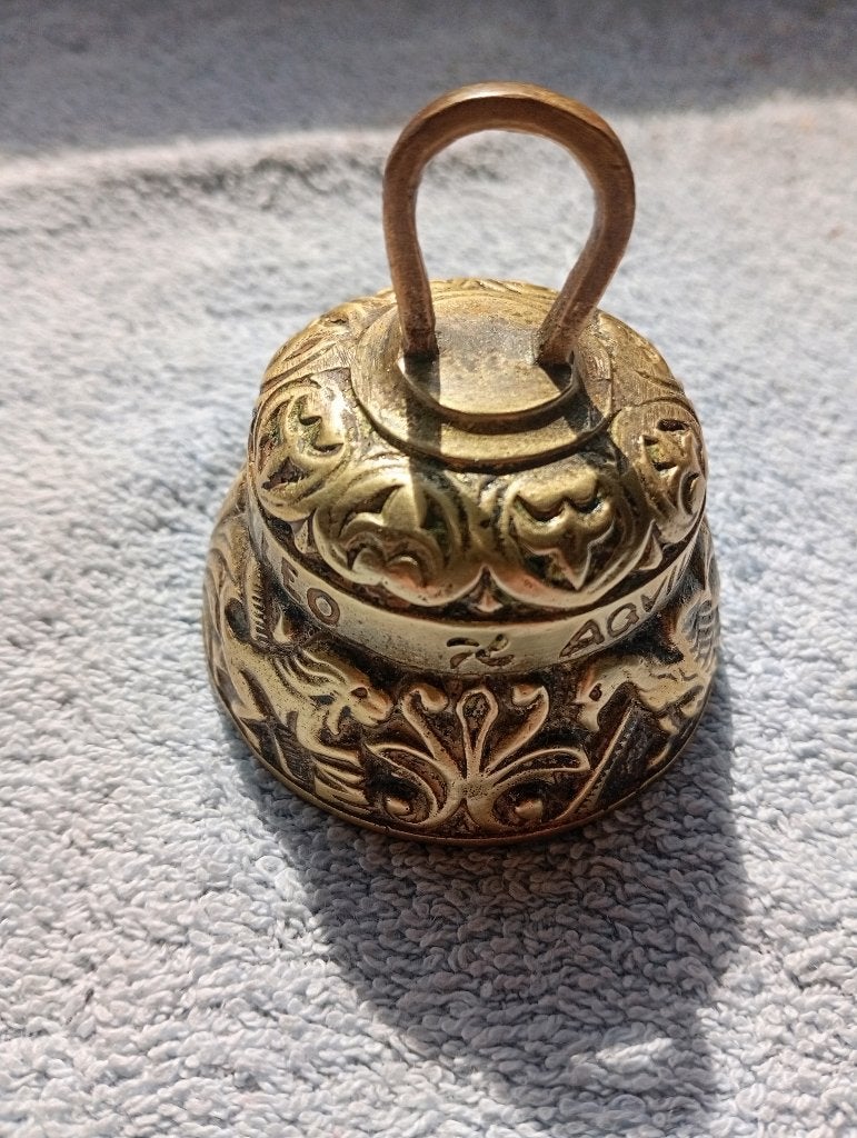 Cloche Autel Laiton Vintage LEO AQVILA AGNVS PELICANVS, Antiquités & Art, Enlèvement ou Envoi, Bronze