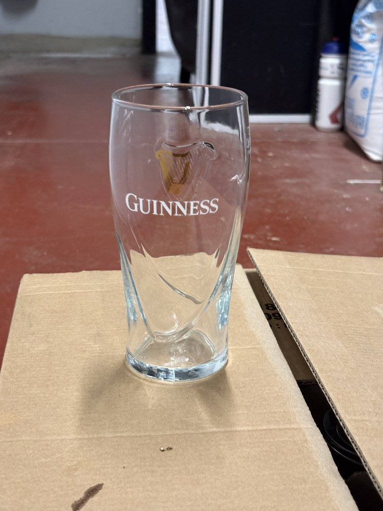 Partij Glazen en plastiek bekers Westmalle/Liefmans/Guiness, Ophalen, Nieuw, Bierglas