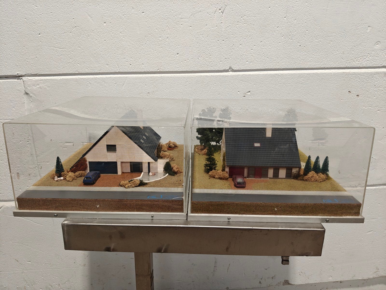 2 modelbouwhuizen met beschermkast diorama, Ophalen, Gebruikt, Onbekend, Onbekend