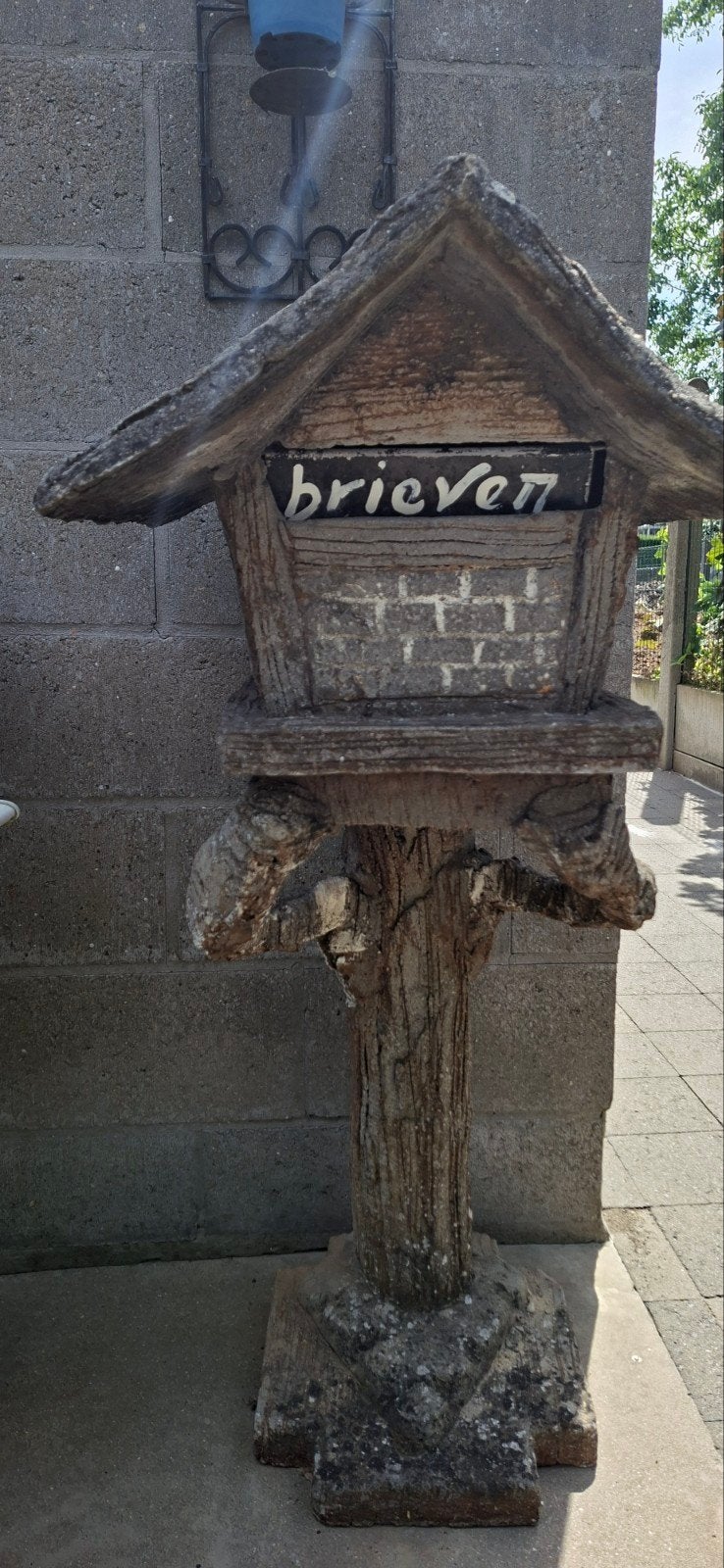 Chalet en béton avec boîte aux lettres, Enlèvement