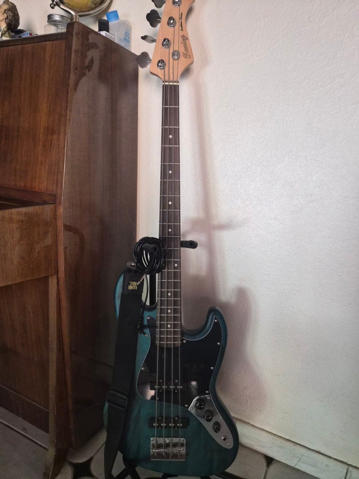 Fazley Outlaw Basgitaar – Goede staat

Beschrijving:, Ophalen of Verzenden