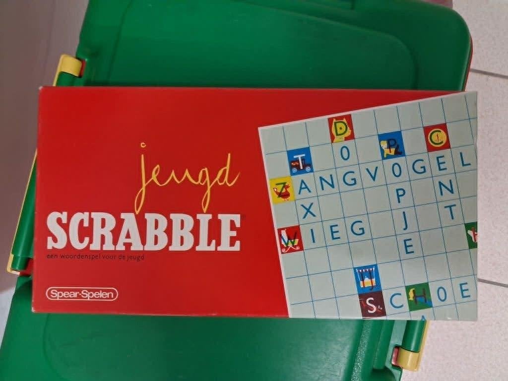 Junior SCRABBLE, Drie of vier spelers, Ophalen of Verzenden, Zo goed als nieuw