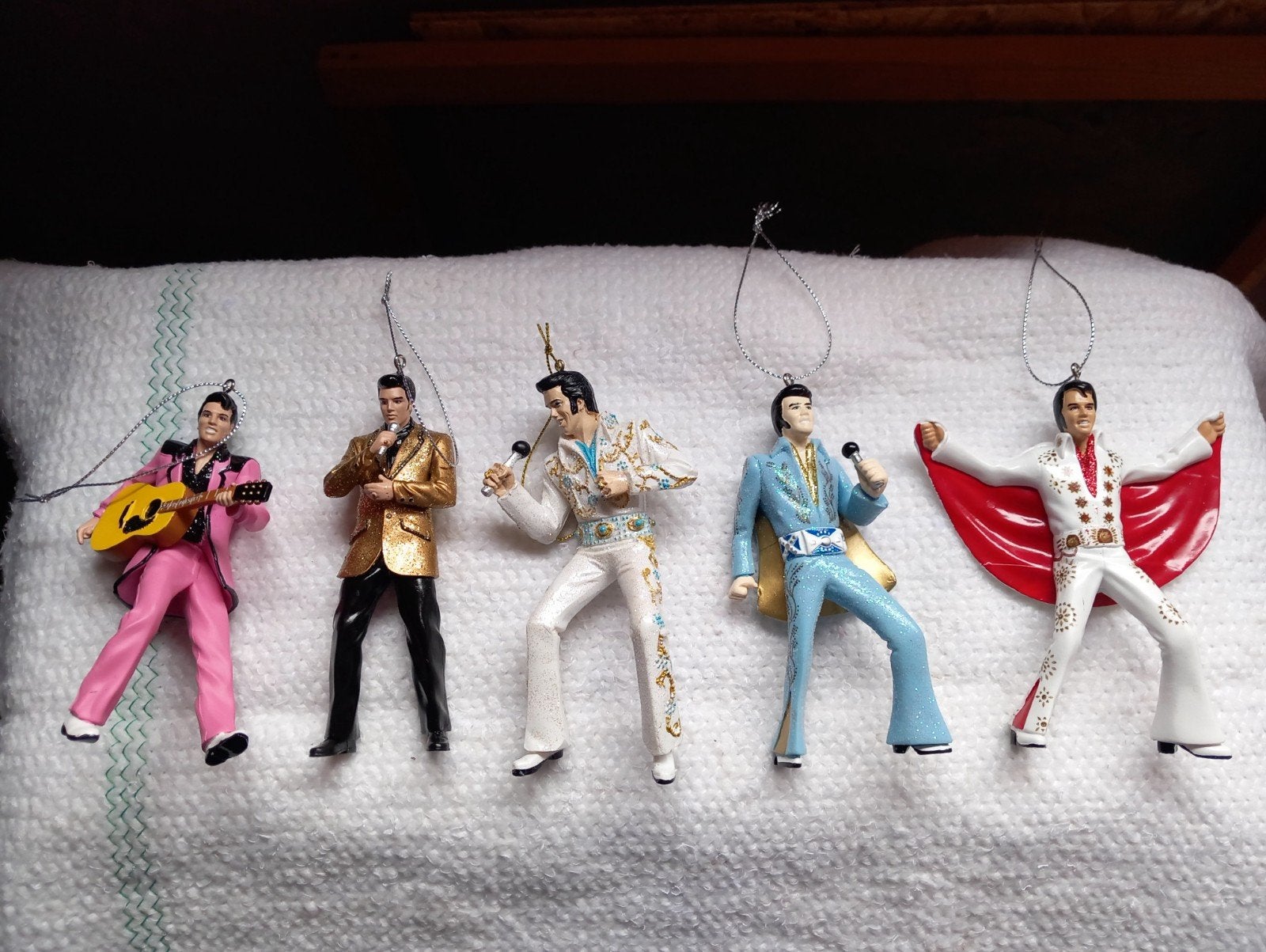 Suspension Elvis Presley  Parfait état  10 euros pièce, Verzamelen, Speldjes, Pins en Buttons, Ophalen of Verzenden