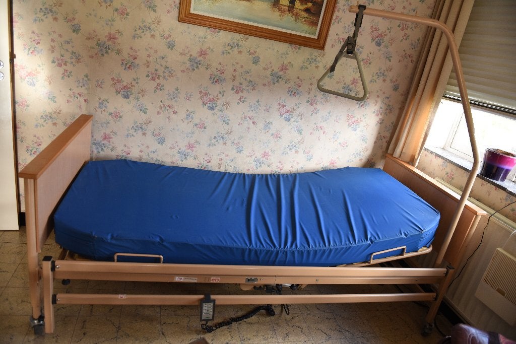 Lit médicalisé avec matelas , barrières et perroquet, Divers, Enlèvement