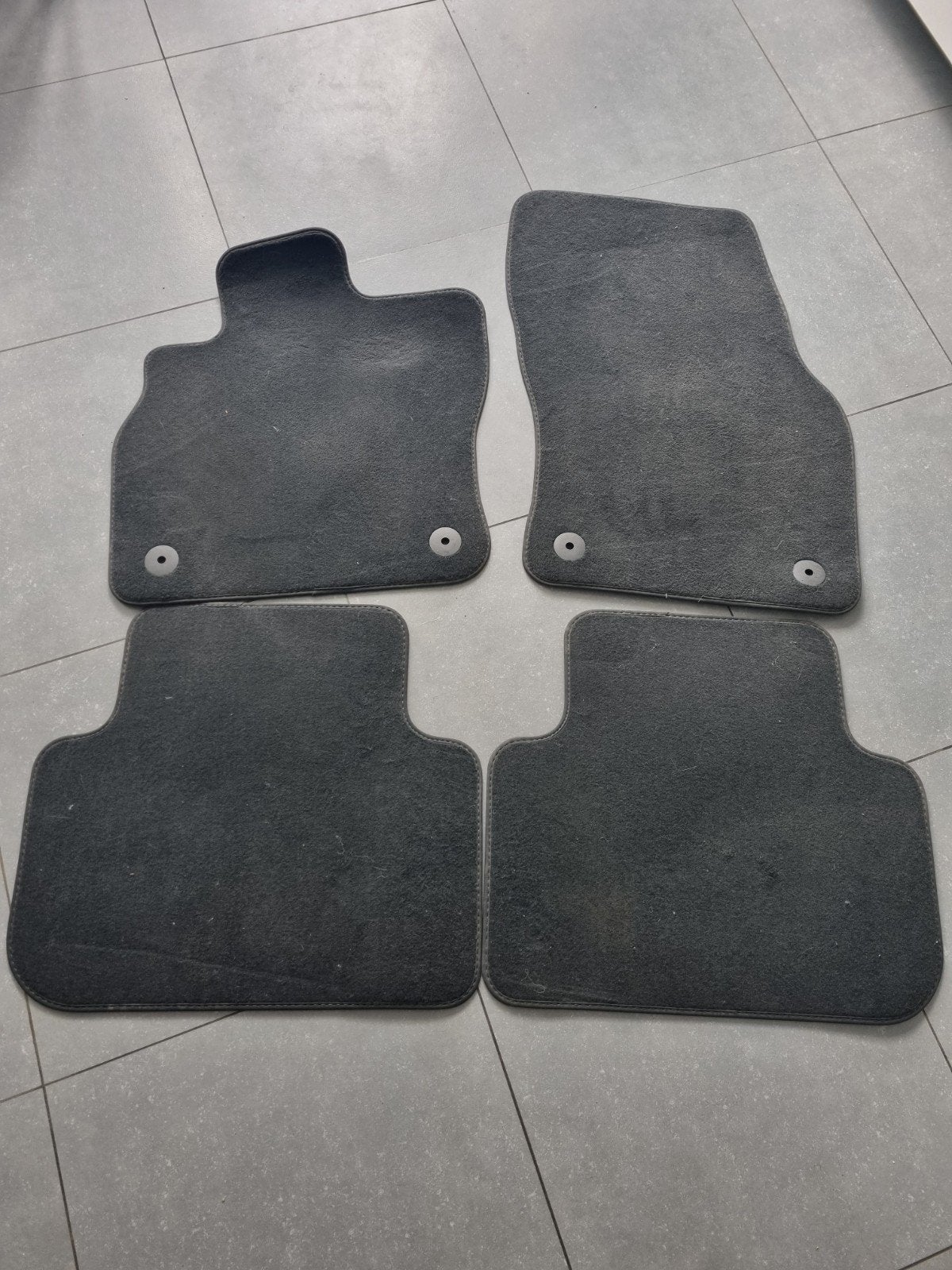 tapis d'origine Audi q3, Autos : Divers, Tapis de voiture, Enlèvement, Comme neuf