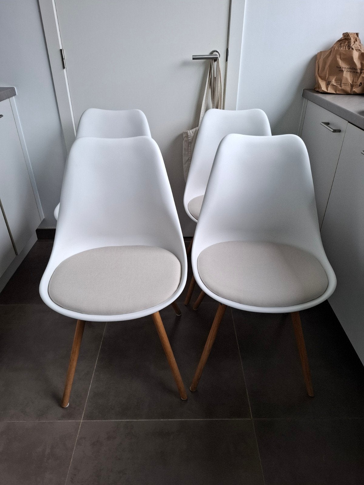 4 witte kuipstoelen, Ophalen