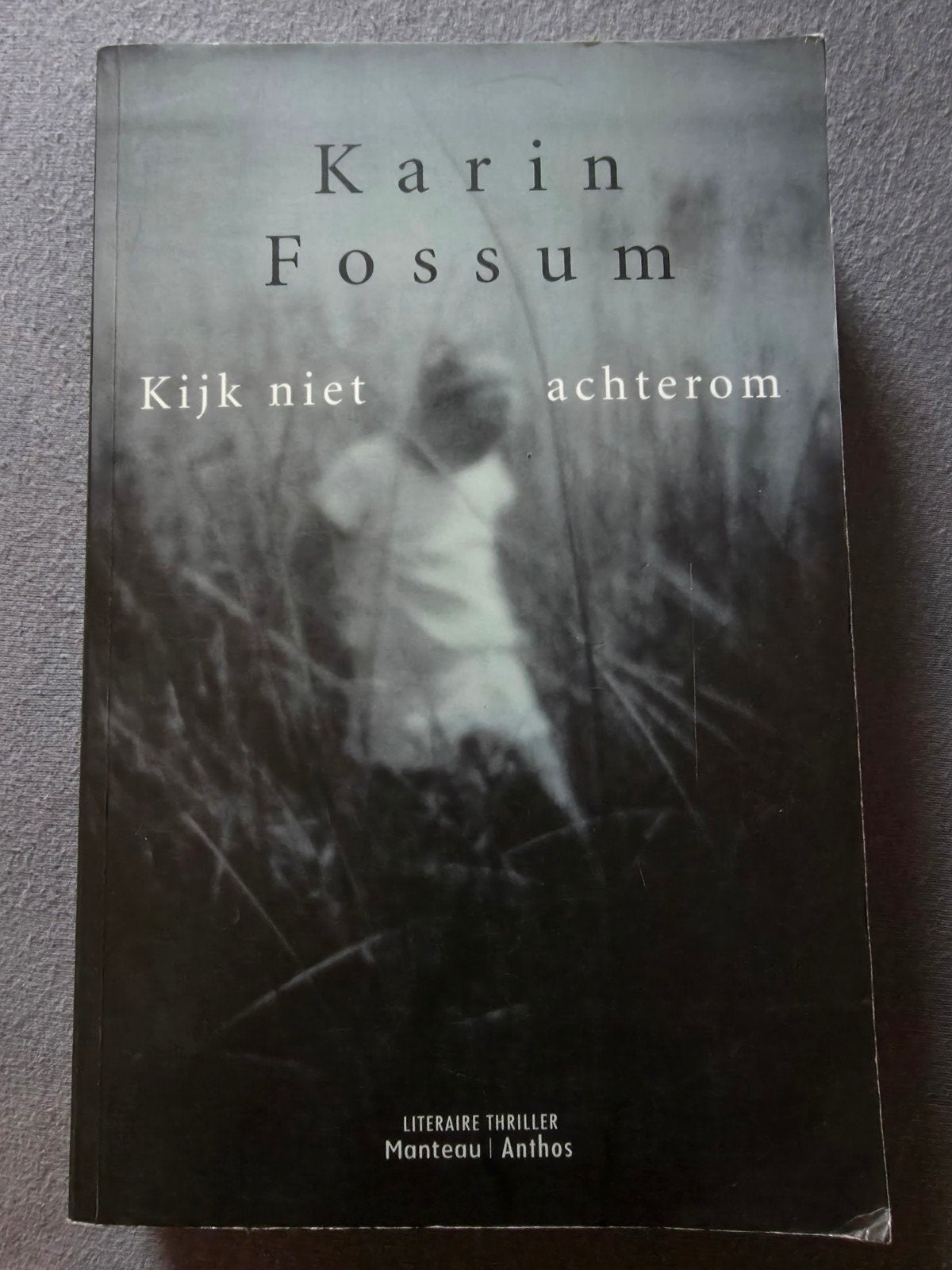 🚷🚷🚷Karin Fossum - Kijk niet achterom🚷🚷🚷, Boeken, Thrillers, Gelezen, Ophalen of Verzenden, Nederland, Karin Fossum