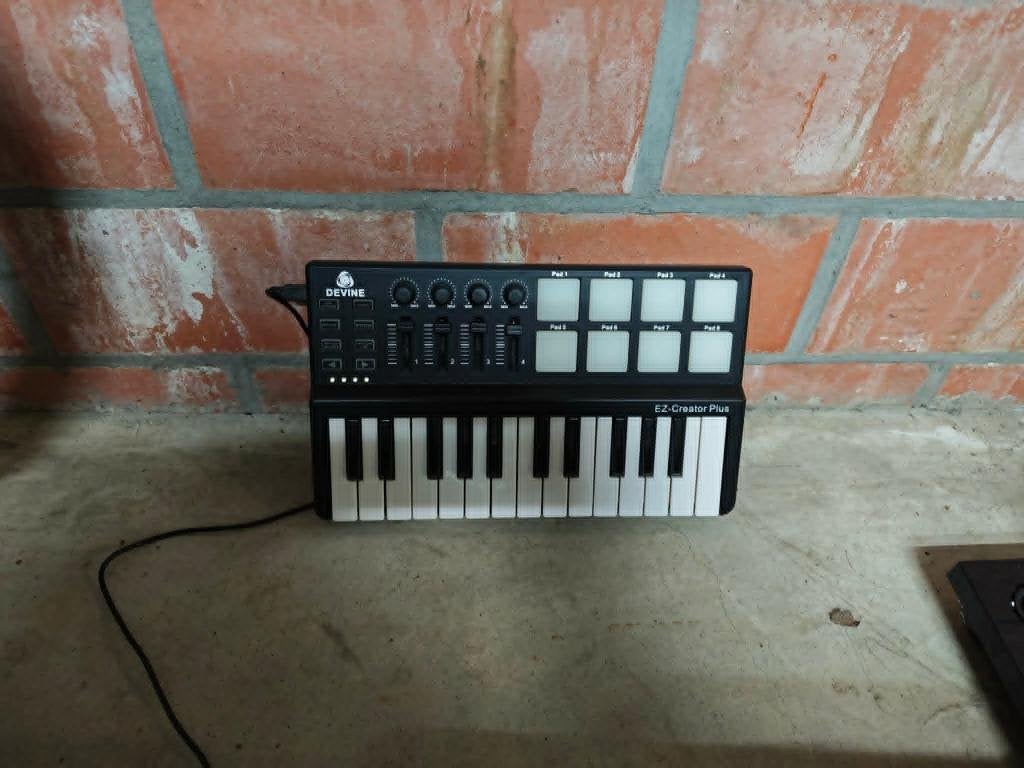 Devine EZ-Creator Plus USB/MIDI keyboard, Muziek en Instrumenten, Midi-apparatuur, Ophalen of Verzenden, Gebruikt
