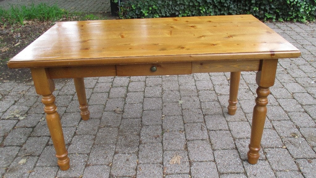 Table en pin massif très solide, 100 à 150 cm, Quatre personnes, Enlèvement, Utilisé